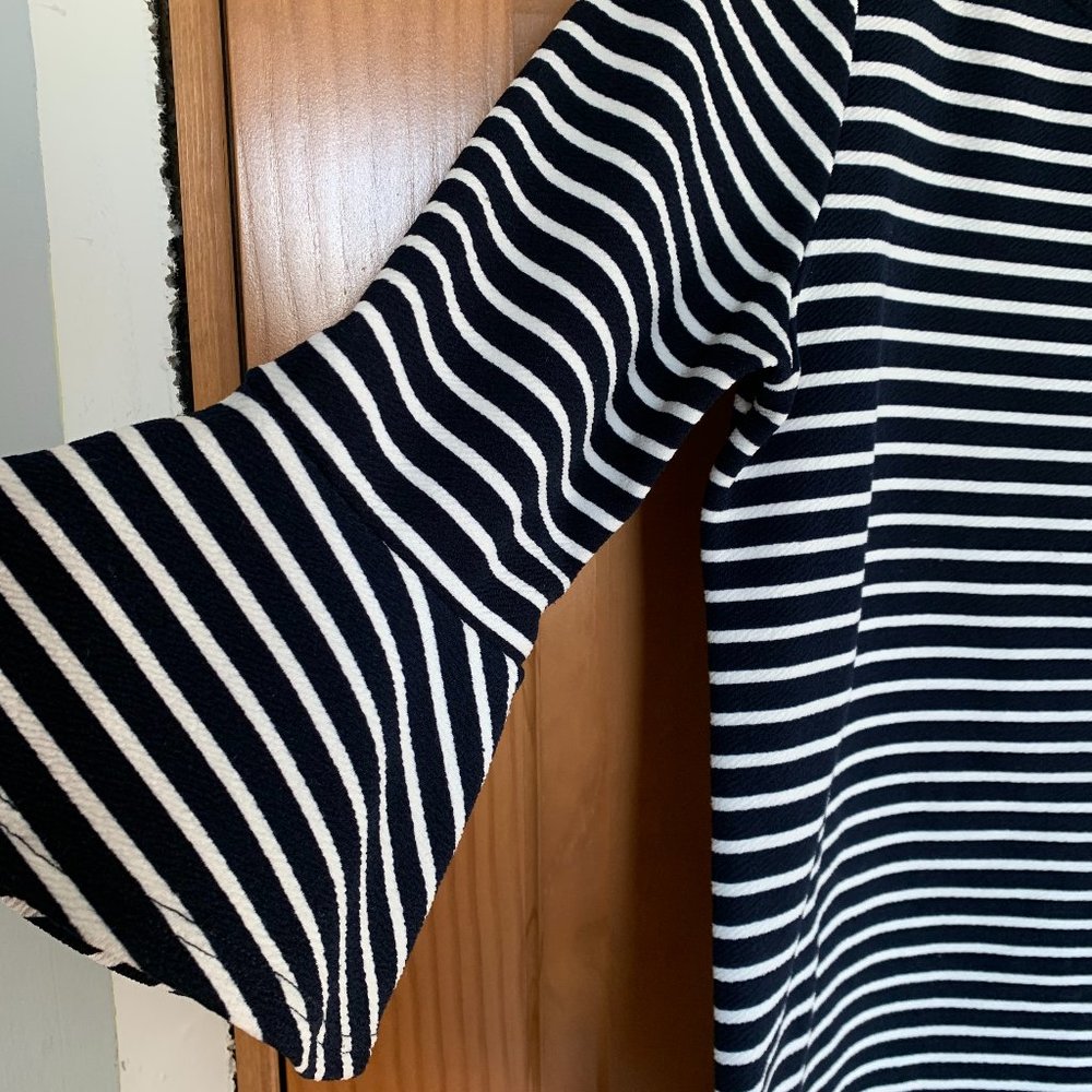 Simple Blouse - Picture 2 of 3
